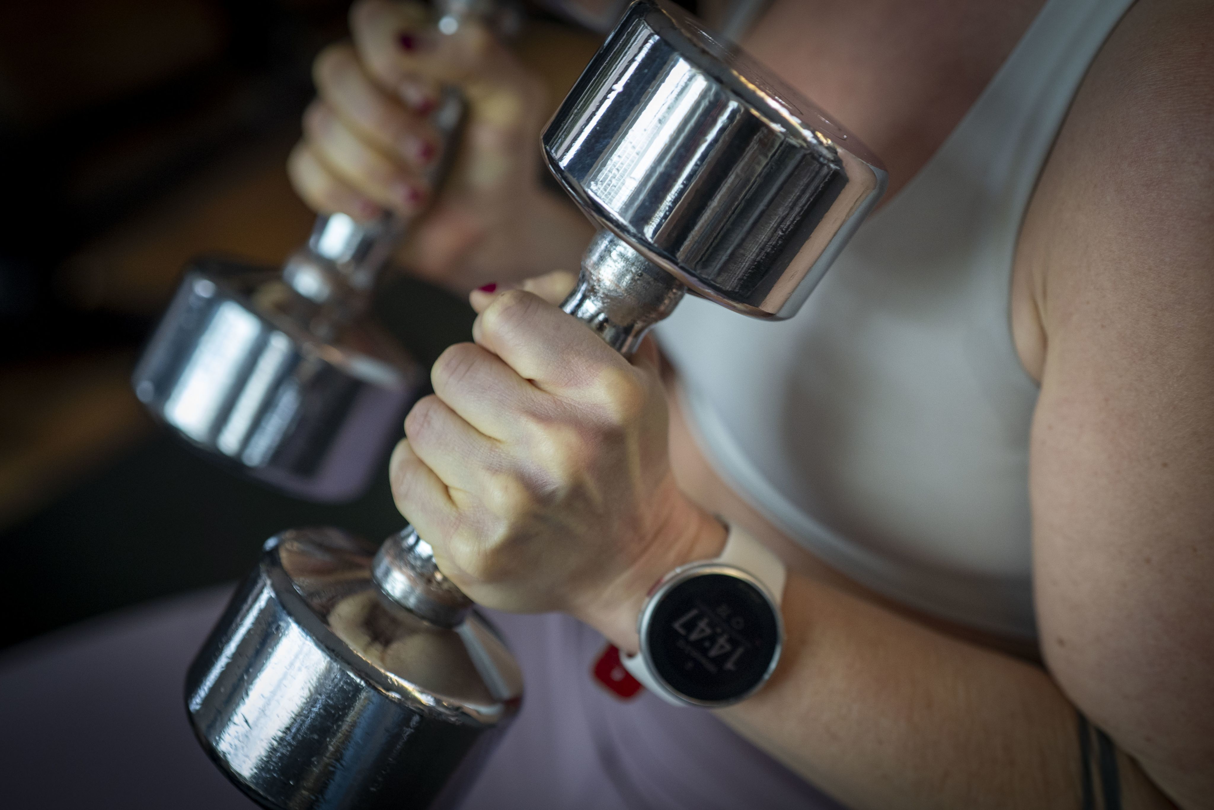 Ein Frau trainiert mit Kurzhanteln