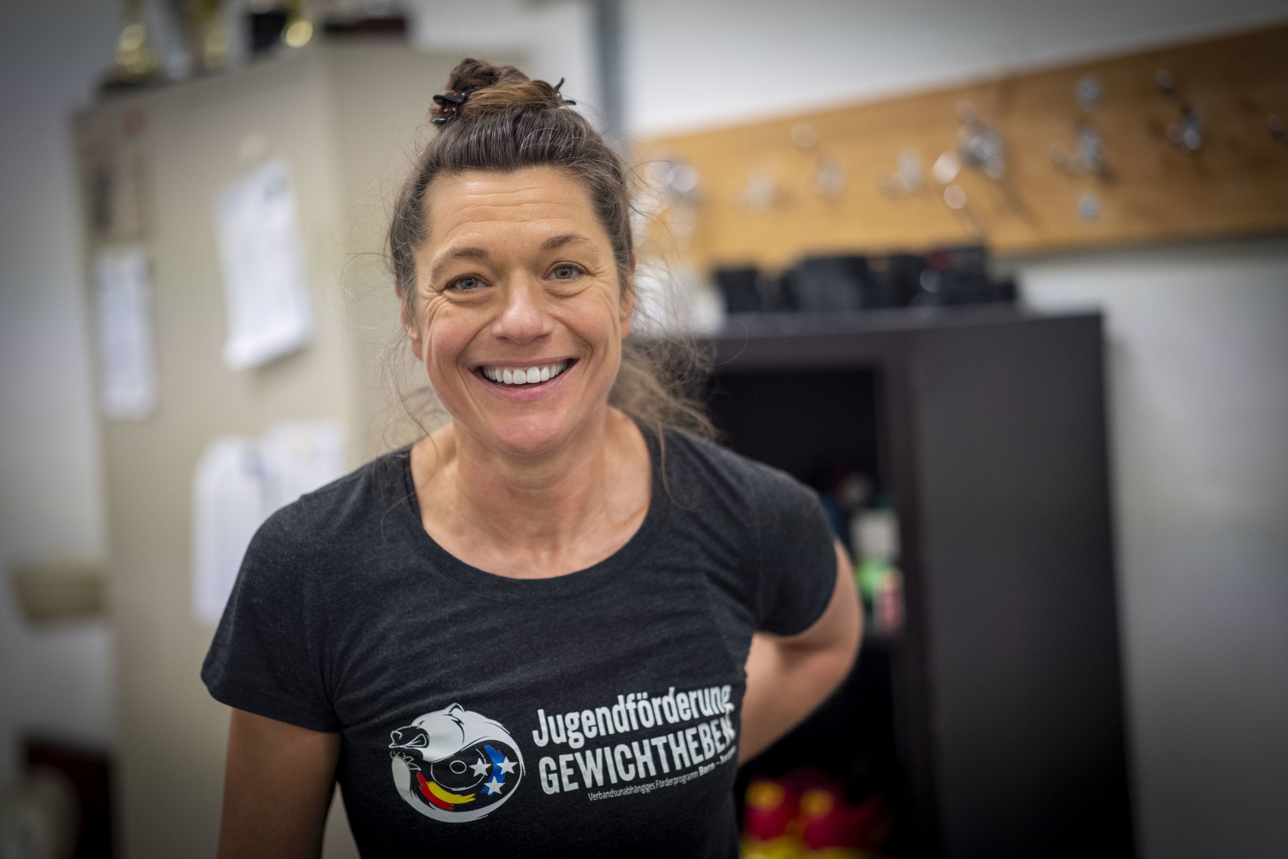 Frau lacht in die Kamera