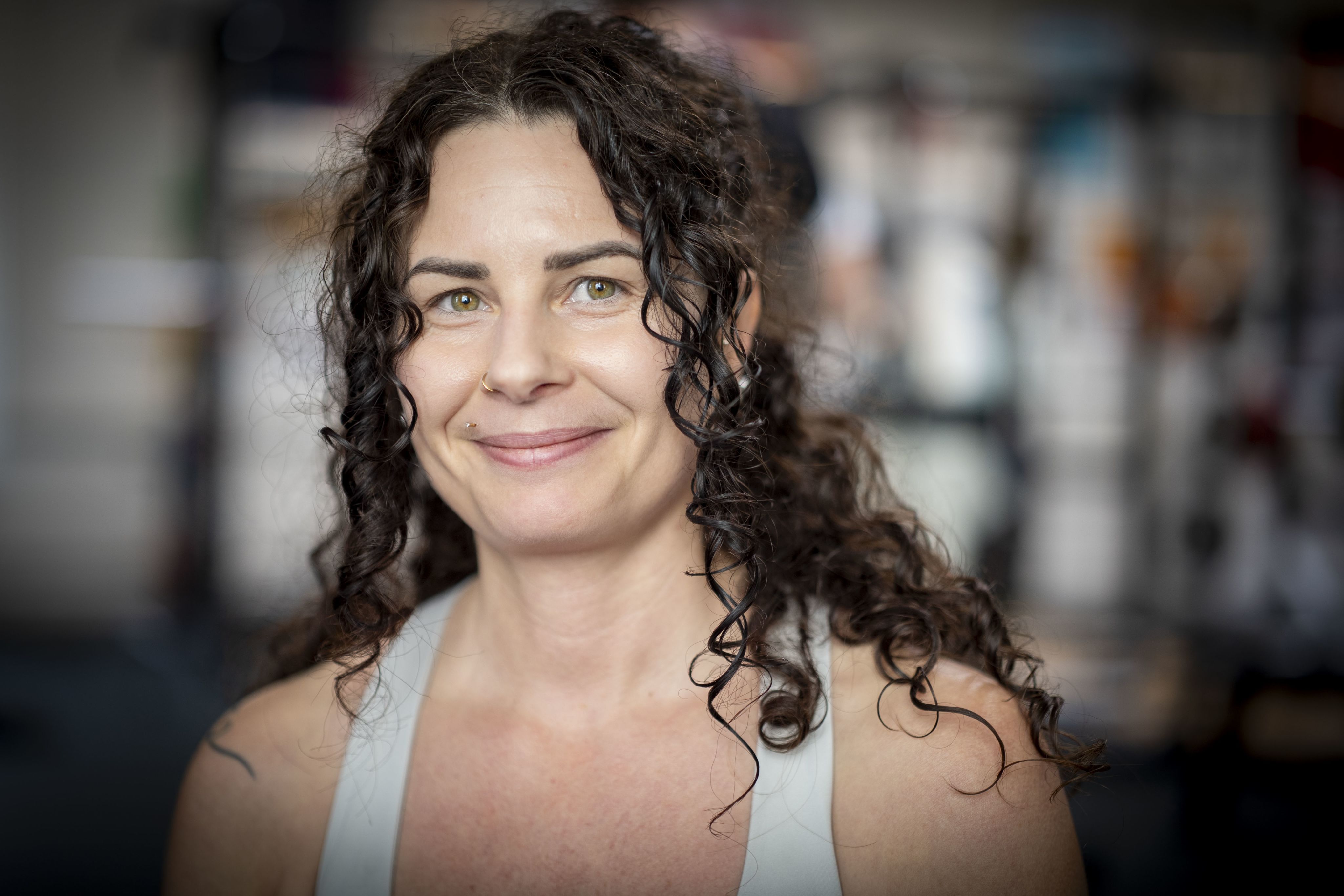 Frau lacht in die Kamera