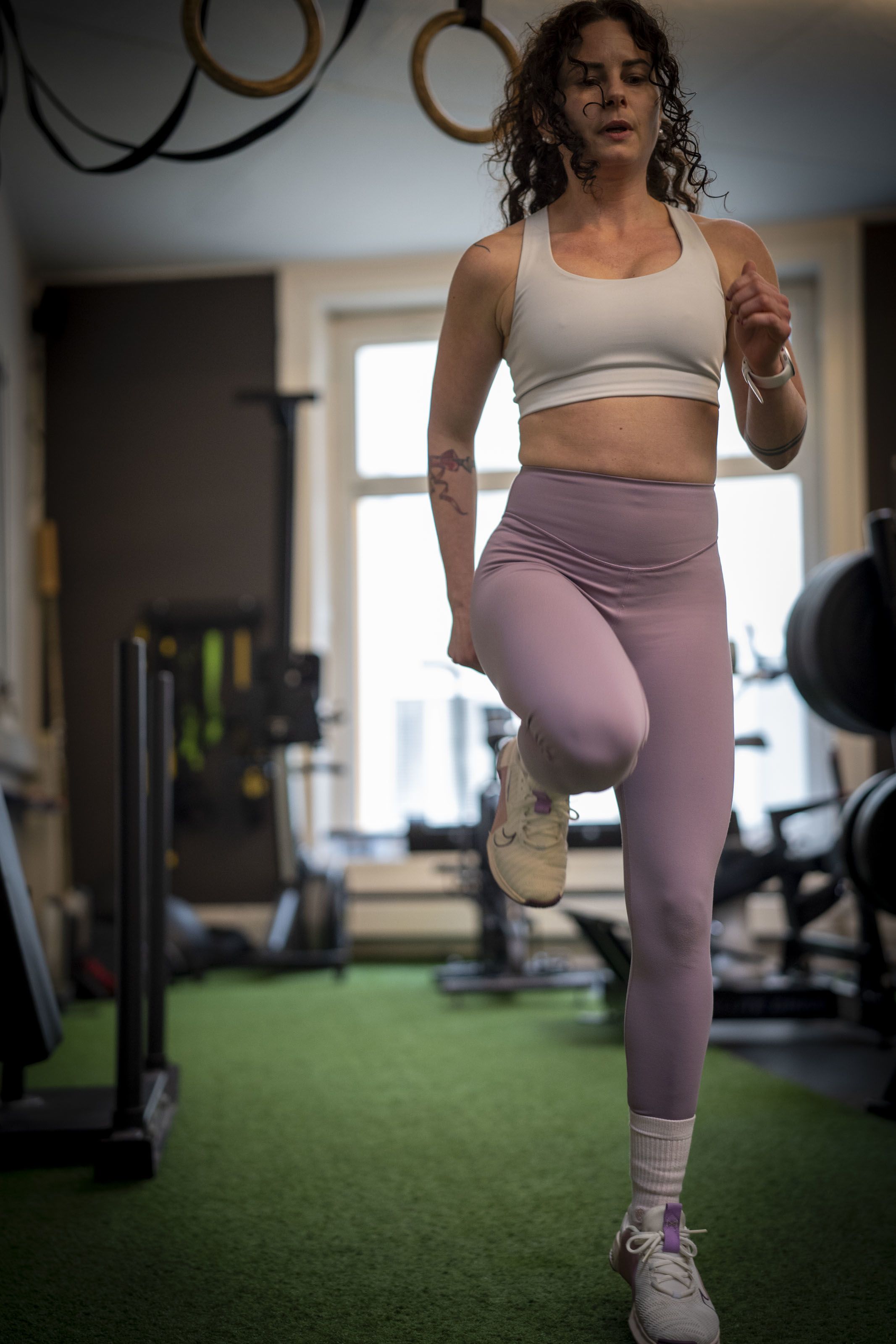 Die Athletin macht Laufübungen.