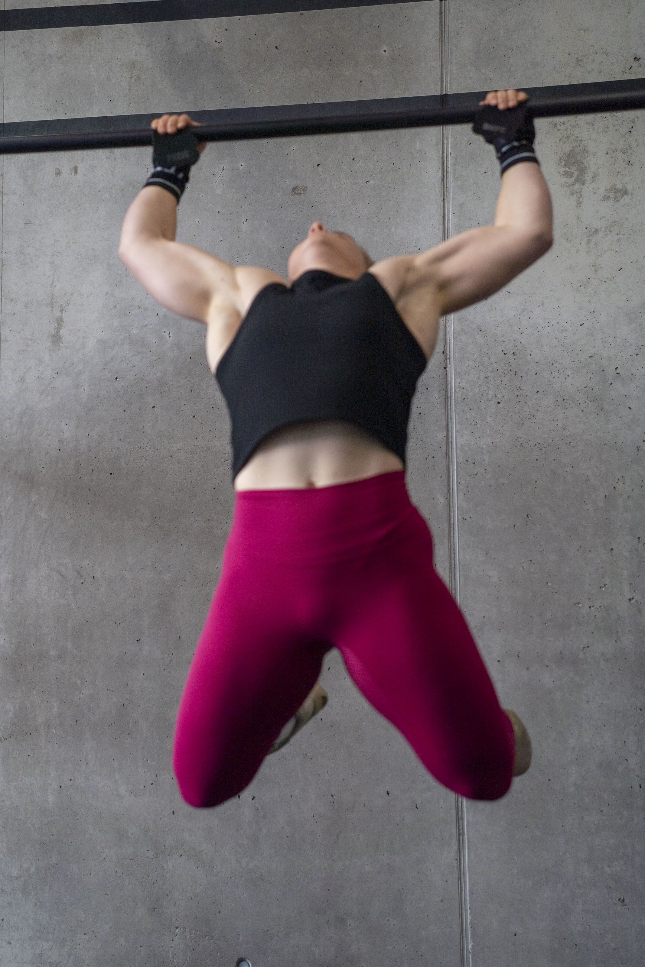Die Athletin macht Laufübungen.
