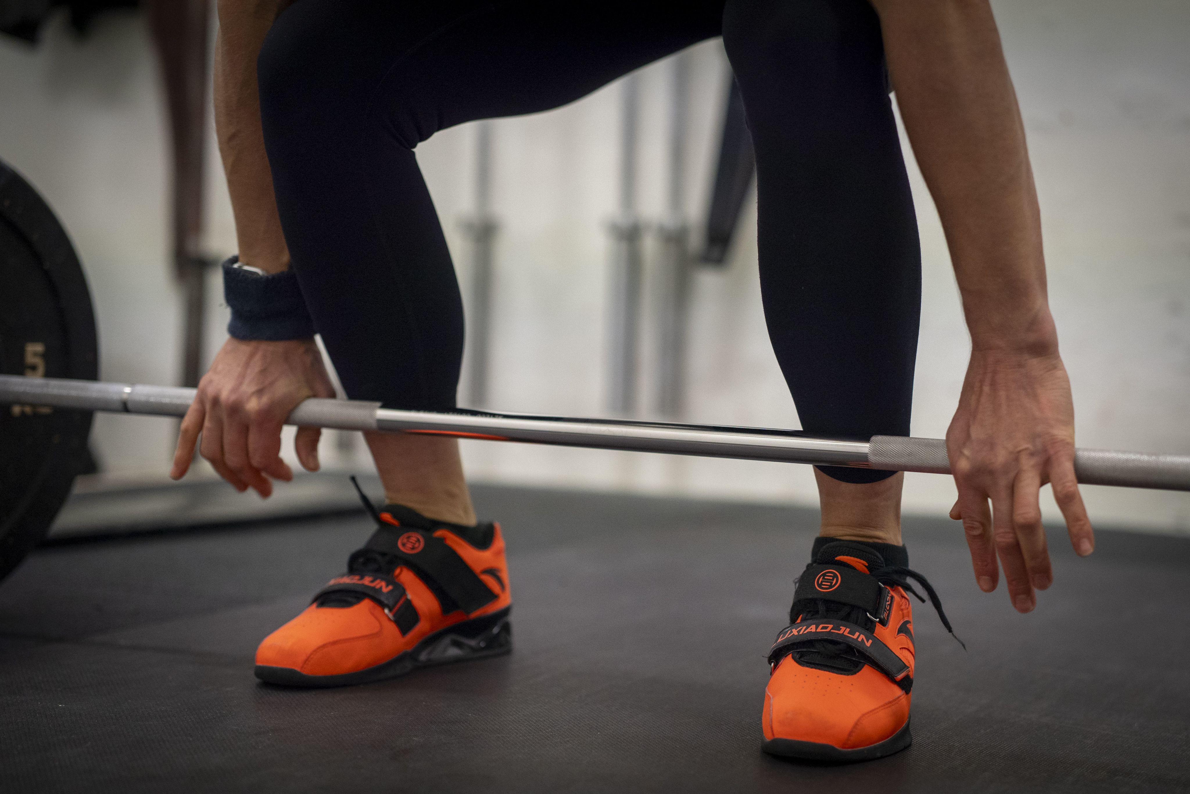 Die Gewichtheberin macht Deadlifts mit einer Langhantel