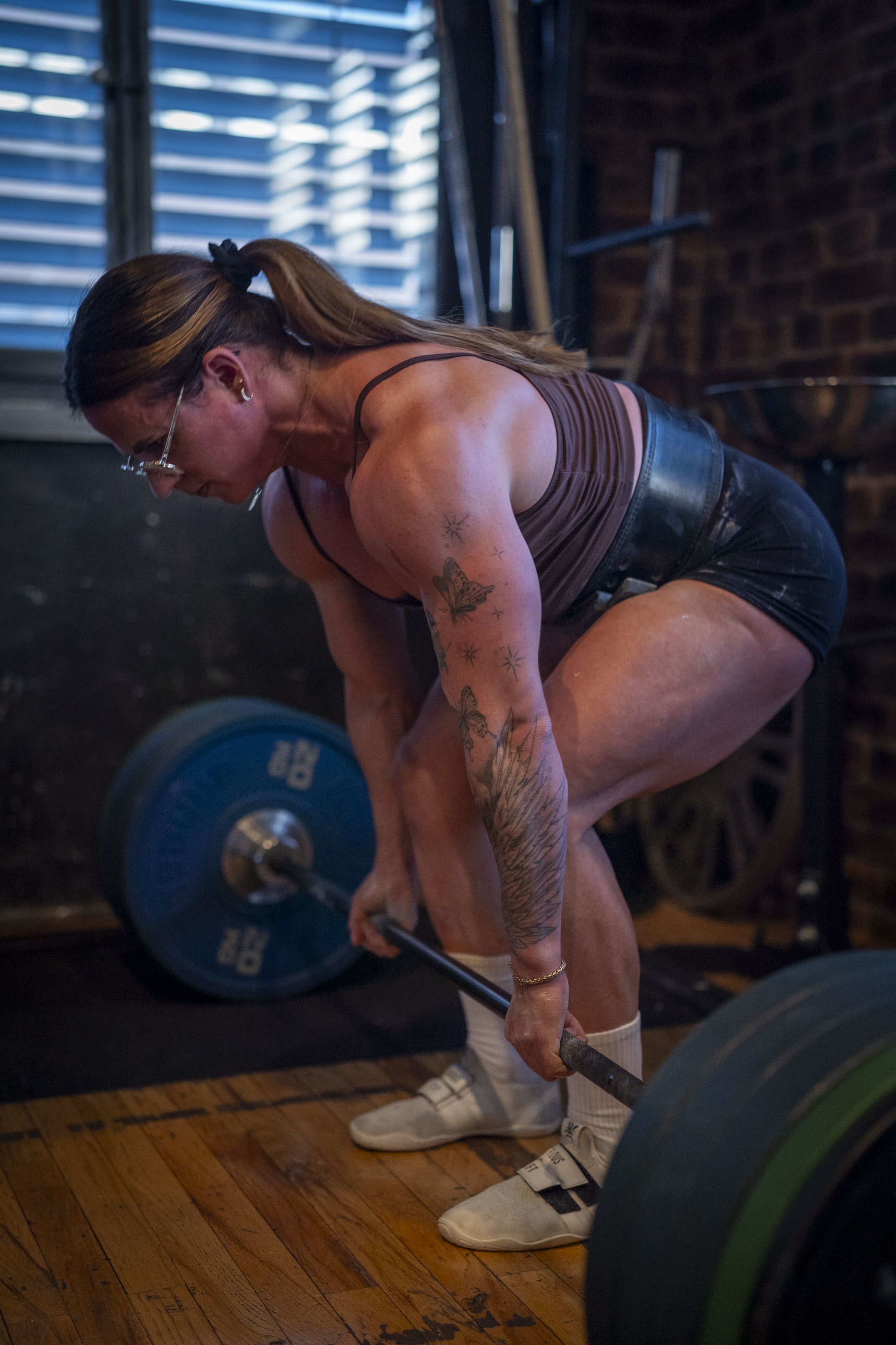 Frau macht Deadlifts mit einer Langhantel