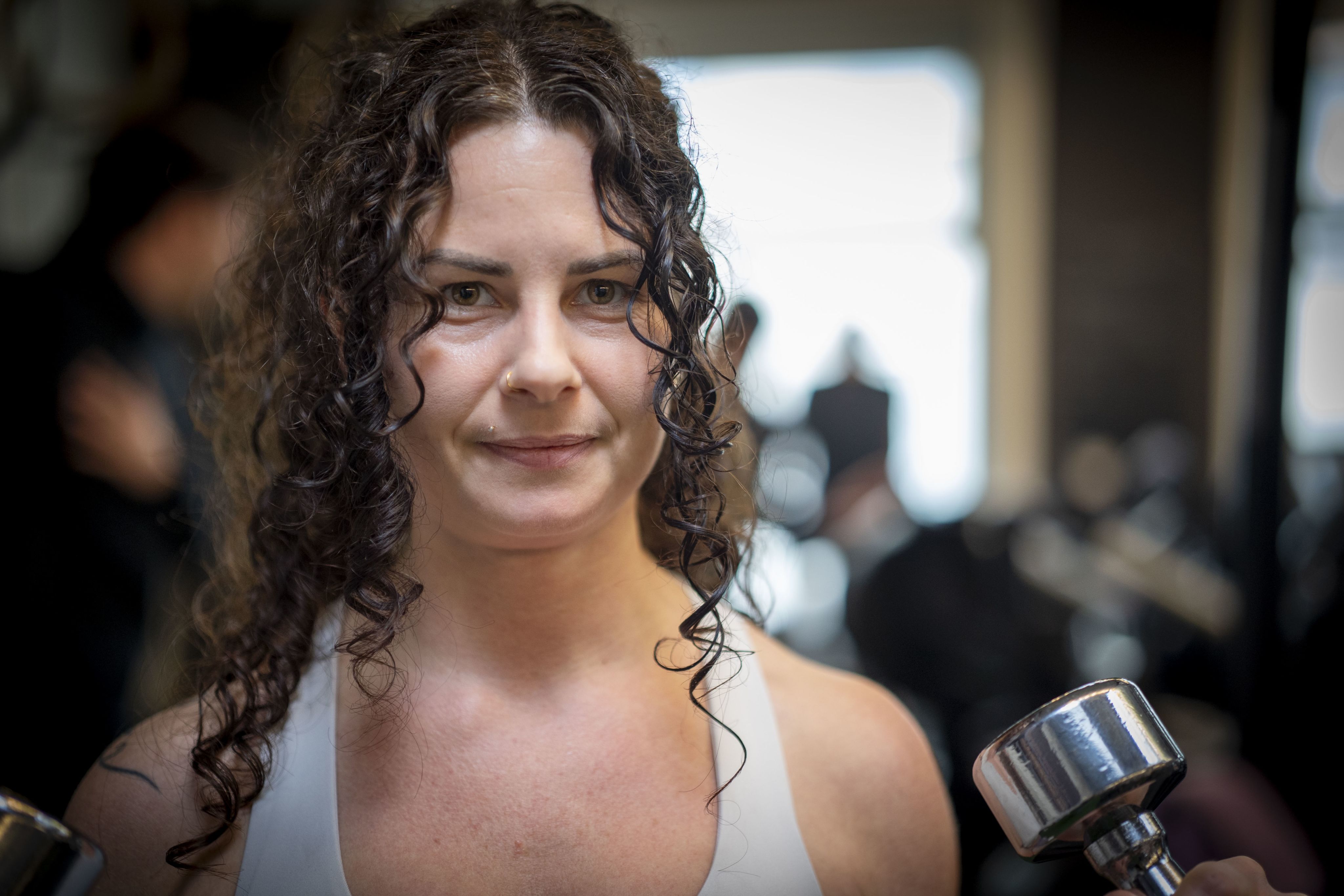 Die Gewichtheberin beim Squaten in Nahaufnahme.