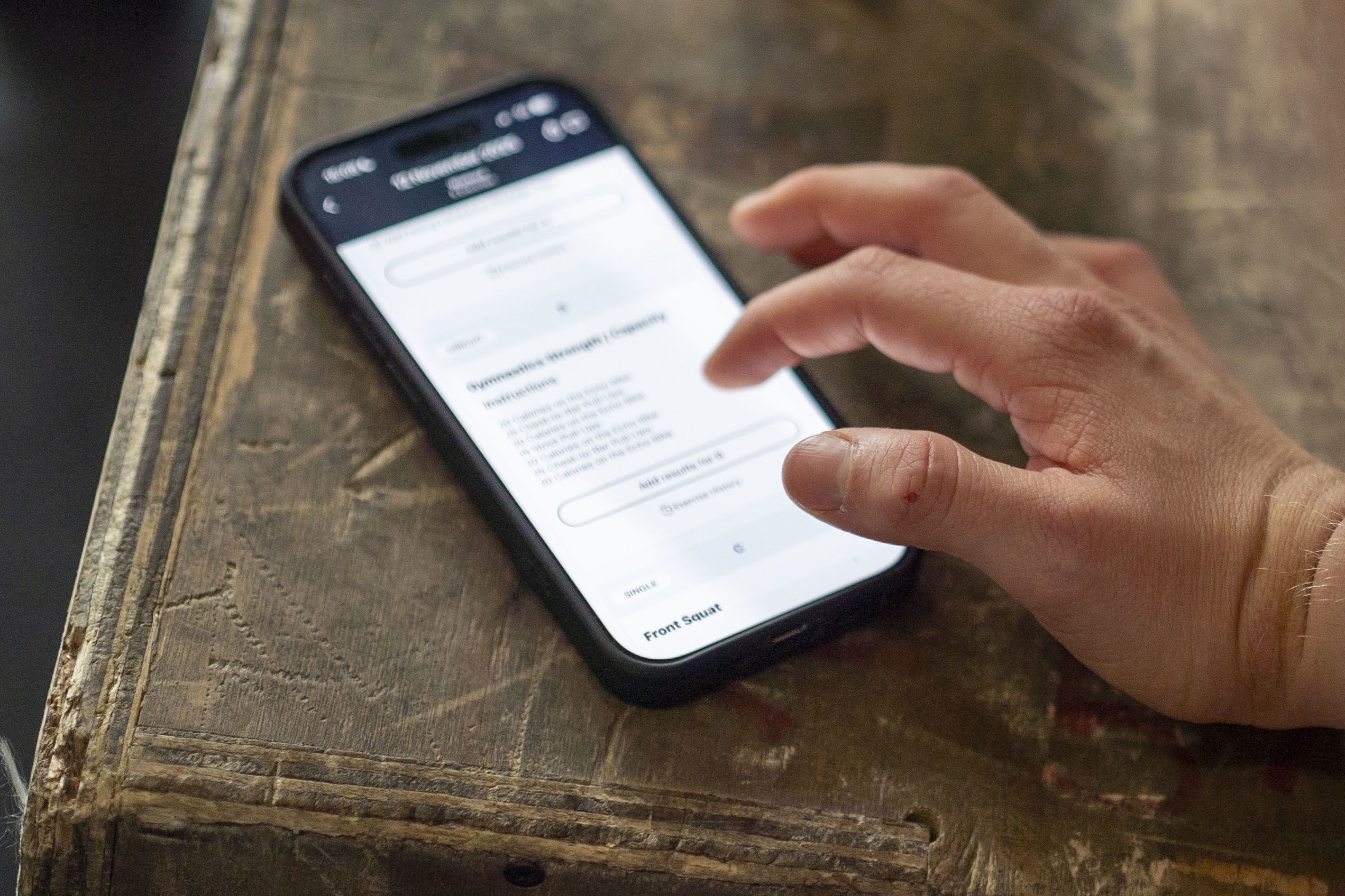 Die Crossfitterin dokumentiert ihr Training auf einer App.