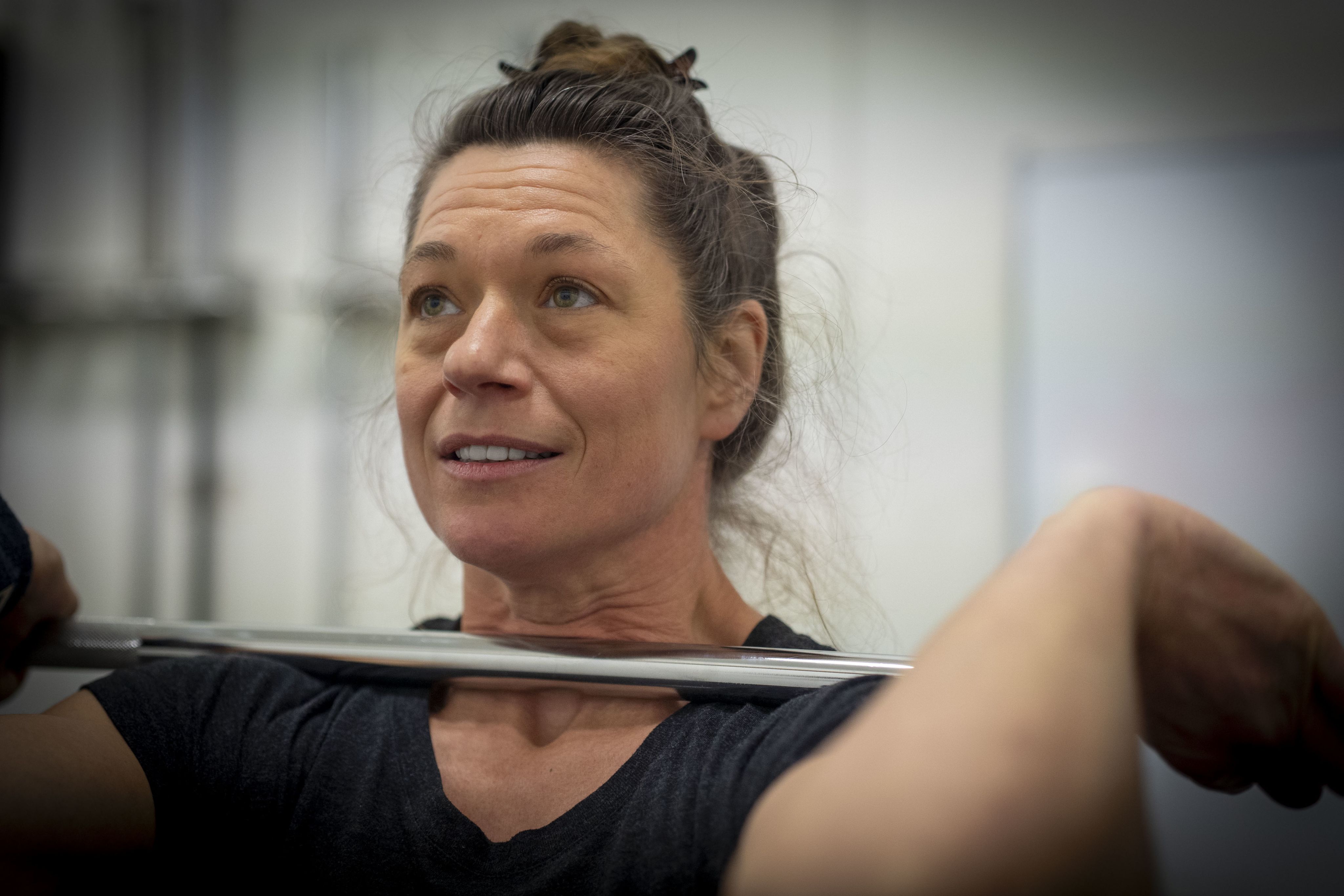 Die Gewichtheberin beim Squaten in Nahaufnahme.