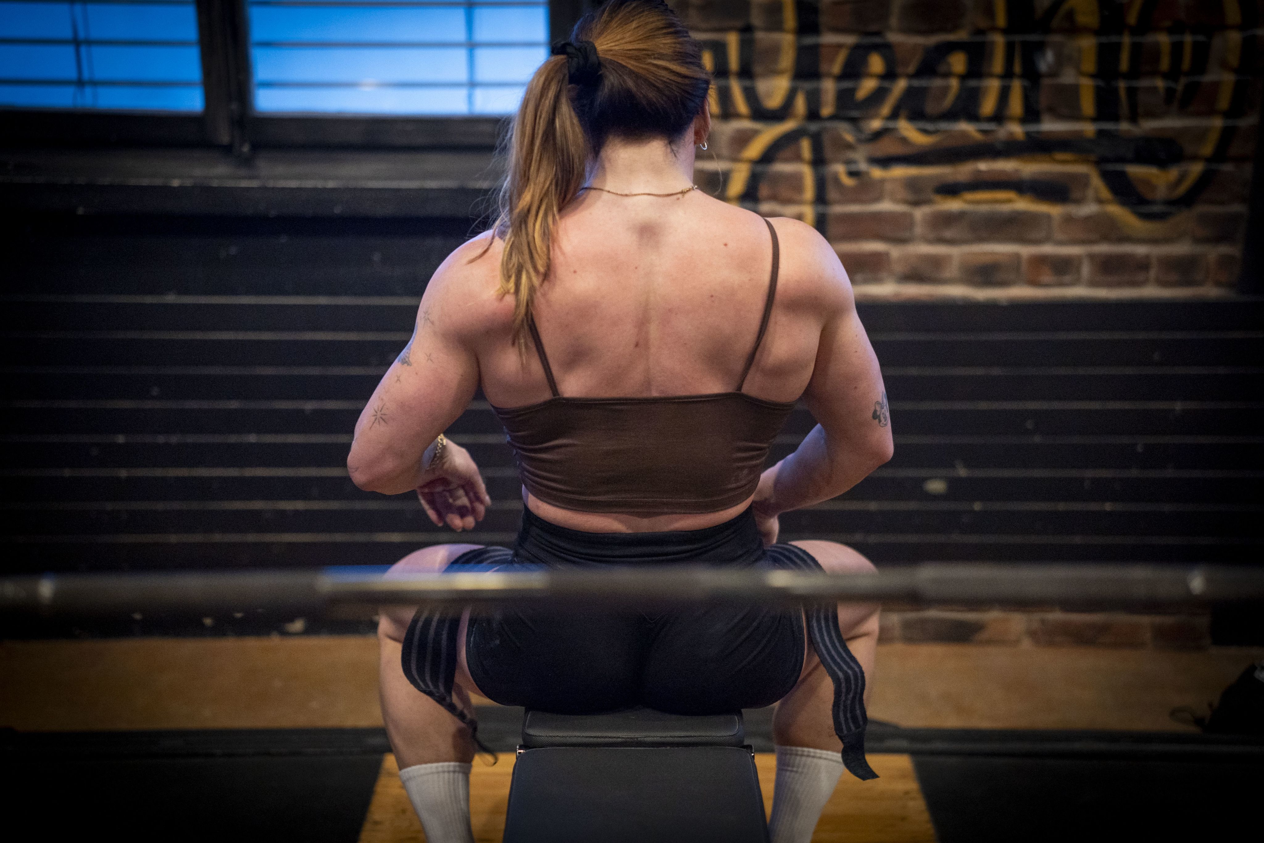 Rückensansicht einer muskulösen Frau