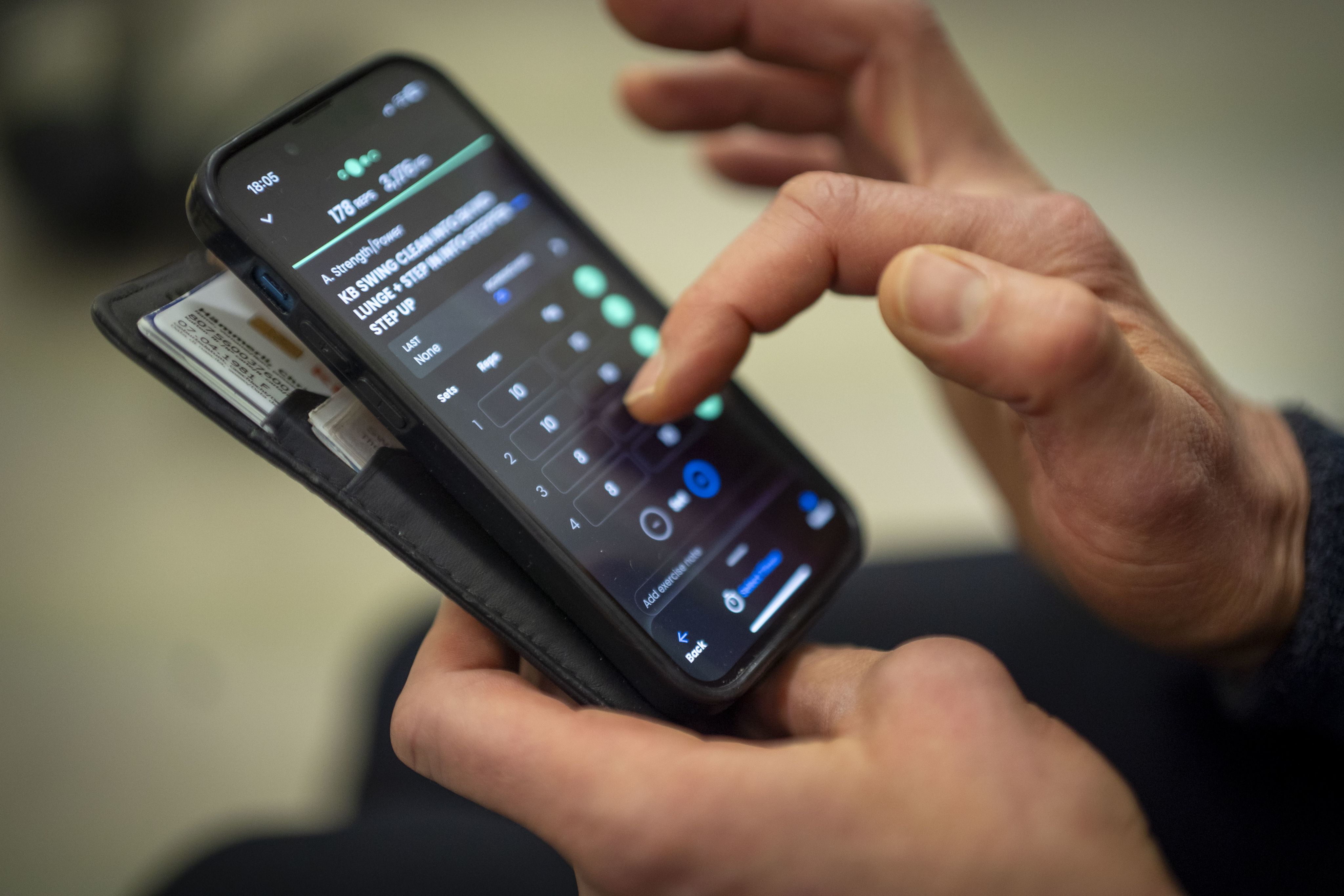 Die Gewichtheberin protokolliert ihr Training in einer Trainingsapp.